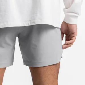 Vista detallada de pantalones cortos deportivos de secado rápido gris claro para hombres