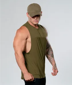 Vista detallada de la camiseta de fitness verde militar para hombre con sisas anchas