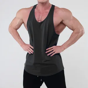 Detalle de la camiseta de tirantes deportiva gris para hombre para fitness