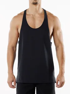 Détail d'un débardeur de sport noir pour homme avec col profond et dos nageur.