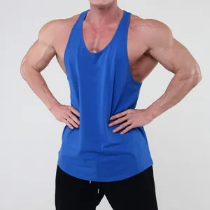 Vista detallada de una camiseta de tirantes deportiva azul para hombre con cuello en U.