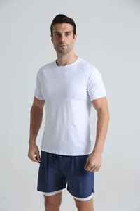 Détail de vue de face d'un t-shirt de sport blanc en coton à col rond pour hommes