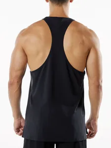 Vue arrière d'un débardeur de sport noir pour homme, coupe racerback et fentes latérales.