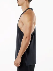 Vue de côté détaillée d'un débardeur de fitness noir pour homme en coton respirant