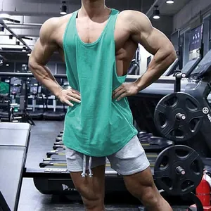 Gedetailleerd overzicht van ademend groen katoenen gymtanktop voor heren in de sportschool