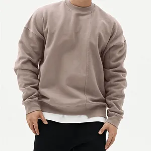 Sudadera oversize de cuello redondo para hombre en color topo con diseño de hombros caídos.