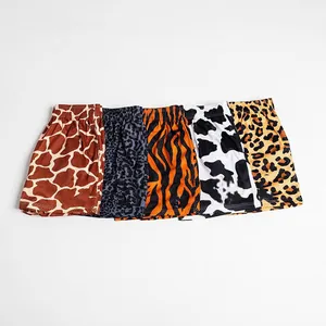 Detailansicht verschiedener Mesh-Shorts mit Tiermotiven wie Giraffe und Leopardenmuster