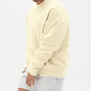 Sudadera de cuello redondo crema minimalista para hombre con ajuste holgado y hombros caídos