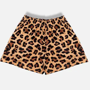 Detailansicht der Basketball-Shorts mit Leopardenmuster im lässigen High-Street-Stil.