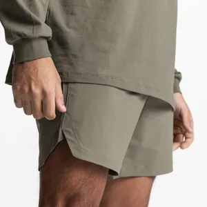 Primer plano detallado de pantalones cortos deportivos verde oliva con abertura lateral.