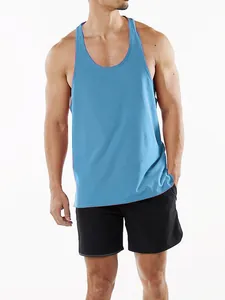 Un mannequin masculin portant un débardeur de sport bleu avec un short de sport noir