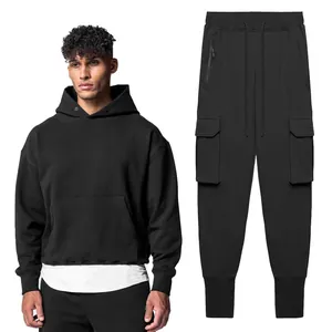 Survêtement de sport noir pour homme avec sweat à capuche et pantalon cargo de face