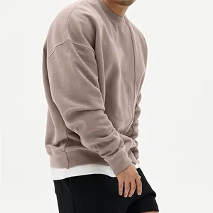 Sudadera oversize minimalista color topo con cuello redondo y hombros caídos