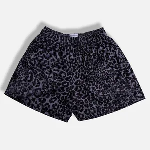 Detail des atmungsaktiven Netzgewebes der Streetwear-Shorts mit Leopardenmuster