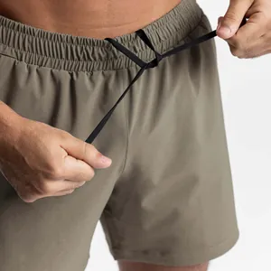 Primer plano del cordón ajustable y la cintura elástica de los pantalones cortos de hombre