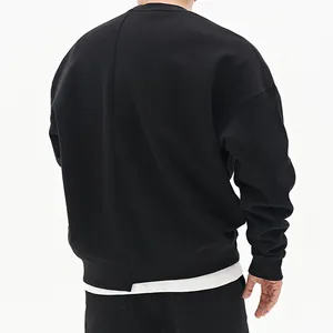 Sudadera negra oversize de cuello redondo con costura trasera y hombros caídos