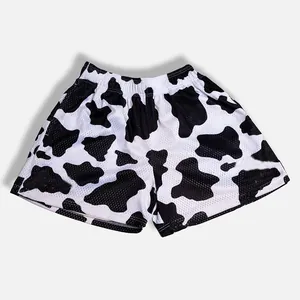 Nahaufnahme des atmungsaktiven Mesh-Materials der trendigen Kuhmuster-Sportshorts