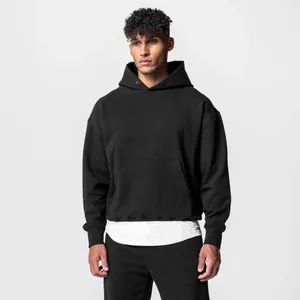 Vue détaillée d'un ensemble de survêtement noir surdimensionné avec capuche pour homme