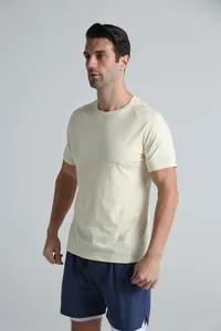 Photo de studio d'un t-shirt de sport pour homme en coton jaune pâle à manches raglan