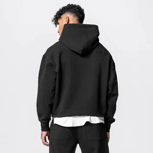 Vue arrière d'un ensemble hoodie noir surdimensionné pour homme avec ourlet blanc.