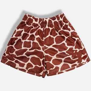 Detailansicht der atmungsaktiven braun-weißen Mesh-Sportshorts mit Giraffenprint