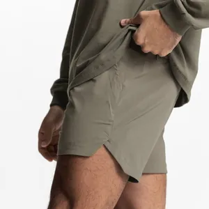 Primer plano de pantalones cortos deportivos verde oliva con abertura lateral