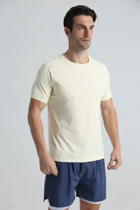 Vue de face du t-shirt de sport crème pour hommes montrant les manches raglan et la coupe.