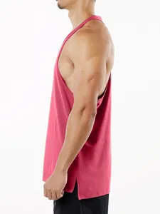 Vue latérale d'un débardeur de sport rose pour homme avec emmanchures profondes et fente.