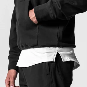 Vue détaillée d'un sweat à capuche noir pour homme montrant la poche et la coupe