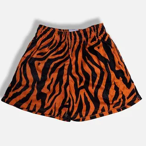 Detailansicht der orangefarbenen Basketball-Shorts mit Tigerprint und Netzgewebe