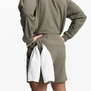 Primer plano de pantalones cortos deportivos verde oliva con detalle de bucle para toalla