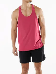 Débardeur de sport rouge en coton pour homme avec encolure dégagée et coupe ajustée.