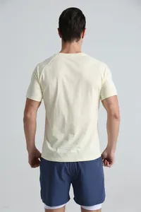 Détail de la vue arrière d'un t-shirt de sport jaune clair à manches raglan pour hommes