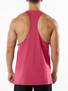 Vue arrière d'un débardeur de sport rose pour homme avec un design dos nageur musclé