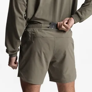 Detalle de pantalones cortos deportivos verde oliva de secado rápido con bolsillo oculto.