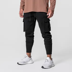 Vue détaillée du pantalon de jogging cargo noir ajusté pour hommes avec poches