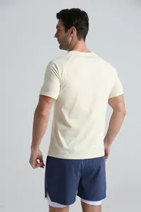 Vue arrière d'un t-shirt de fitness jaune clair pour homme avec détails manches raglan