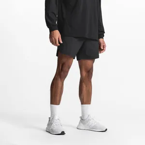 Detalle de los pantalones cortos deportivos negros de secado rápido para hombre
