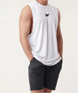 Ärmelloses weißes Herren-Gym-Tanktop mit lockerer Passform für das tägliche Fitnesstraining.