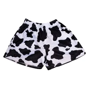 Mesh-Basketballshorts mit schwarz-weißem Kuhmuster für modischen Street-Style-Look