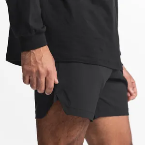 Primer plano detallado de los pantalones cortos deportivos negros de hombre con abertura.