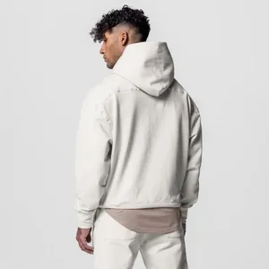 Vue arrière montrant la coupe décontractée d'un sweat à capuche blanc épais premium