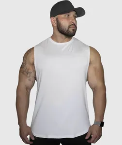 Primer plano de camiseta de tirantes blanca para hombre con ajuste atlético y dobladillo curvo