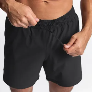 Detalle de pantalones cortos deportivos negros de secado rápido con cintura ajustable.