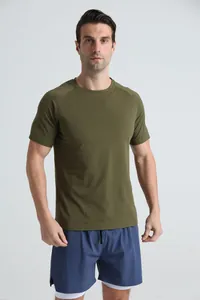 Vue de face d'un t-shirt de sport vert olive pour homme porté par un mannequin de fitness