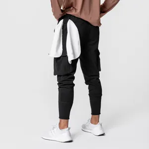 Détail arrière du jogging cargo noir slim pour homme avec boucle pour serviette et poche