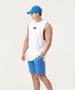 Model trägt weißes Oversize-Fitness-Tanktop mit Seitenschlitz für Fitness und Laufen