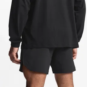 Vista trasera de los pantalones cortos deportivos negros de secado rápido para hombres.