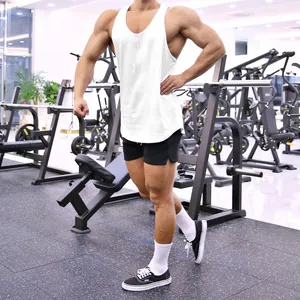 Witte stringer tanktop voor bodybuilding en sportschool gedragen door gespierd model