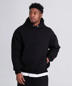 Vista frontale di una felpa con cappuccio nera pesante oversize da uomo con bottone